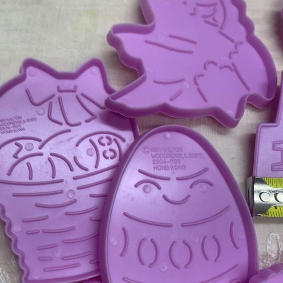 Vintage 1990 Wilton 10 pc cookie cutters Easter treats in storage container - Picture 6 of 12